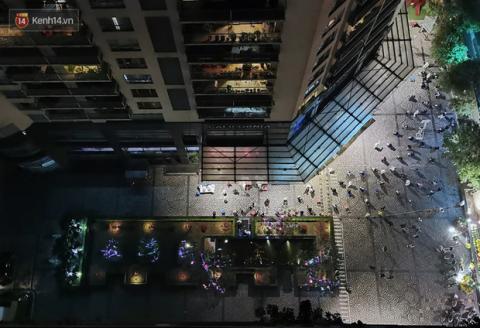 Hà Nội: Xuyên đêm lấy mẫu xét nghiệm toàn bộ cư dân tại chung cư nơi nhân viên ngân hàng mắc Covid-19 sinh sống Hà Nội: Xuyên đêm lấy mẫu xét nghiệm toàn bộ cư dân tại chung cư nơi nhân viên ngân hàng mắc Covid-19 sinh sống