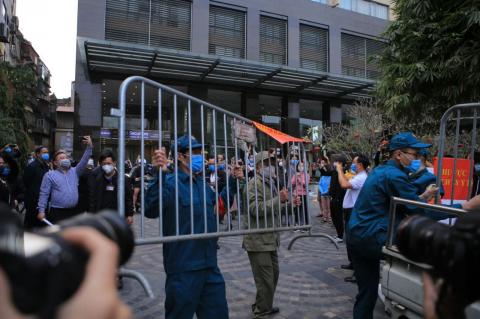 Hà Nội: Gỡ bỏ phong tỏa chung cư 88 Láng Hạ, cư dân vui như Tết! Hà Nội: Gỡ bỏ phong tỏa chung cư 88 Láng Hạ, cư dân vui như Tết!