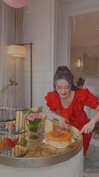 angela-phuong-trinh-khoe-can-mat-moc-qua-camera-thuong-db9-5571003