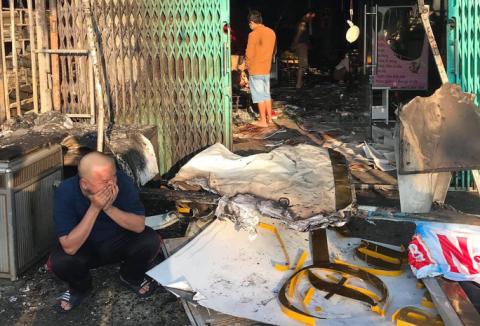 Cháy nhà sáng mùng 4 Tết, cảnh sát phá cửa cứu 6 người thoát nạn - Ảnh 6. Cháy nhà sáng mùng 4 Tết, cảnh sát phá cửa cứu 6 người thoát nạn - Ảnh 6.