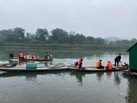 Thầy Hiệu trưởng tiểu học nghi nhảy sông tự tử trong đêm - Ảnh 1.