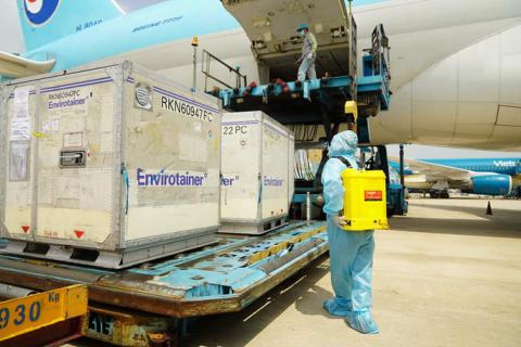 Ai được tiêm trước trong lô hơn 117.000 liều vắc-xin Covid-19 đầu tiên? - Ảnh 2.