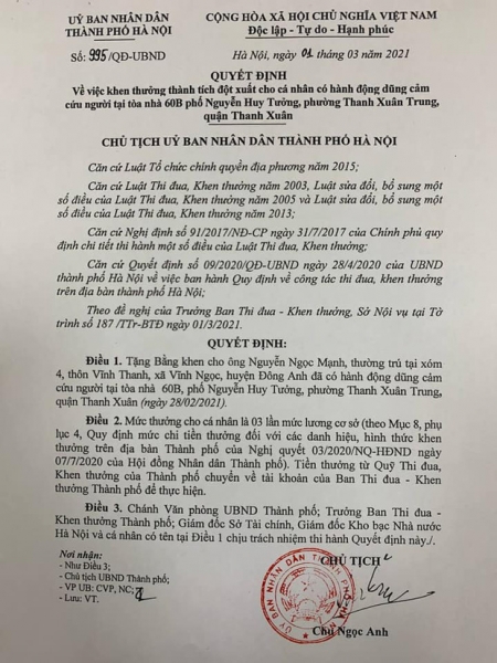Bí thư và Chủ tịch Hà Nội tặng bằng khen 'người hùng' cứu bé gái 3 tuổi rơi từ tầng 12 chung cư - 1