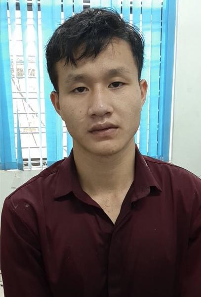 Hết tiền tiêu, nam thanh niên đâm lén chủ cửa hàng để cướp điện thoại