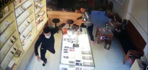 Hết tiền tiêu, nam thanh niên đâm lén chủ cửa hàng để cướp điện thoại - 1