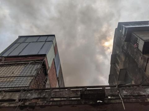 Cháy nhà dân gần chợ Đồng Xuân, nhiều người hoảng loạn tháo chạy