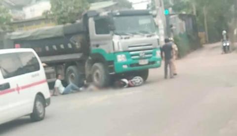 Quặn lòng cảnh người cha gào khóc đau đớn bên thi thể con trai 6 tuổi bị xe ben cán trúng - Ảnh 3. Quặn lòng cảnh người cha gào khóc đau đớn bên thi thể con trai 6 tuổi bị xe ben cán trúng - Ảnh 3.