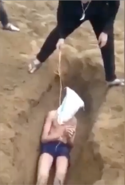 NÓNG: Bắt kẻ cầm đầu vụ chôn sống nam thiếu niên dưới hố cát - Ảnh 1.