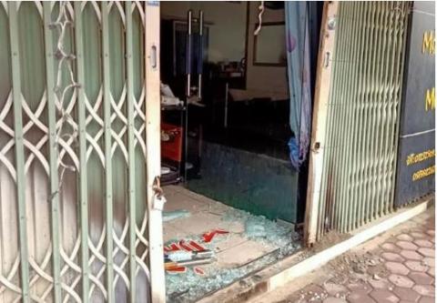 Khóa trái cửa, đổ xăng đốt tiệm cắt tóc nhằm sát hại cả nhà người yêu