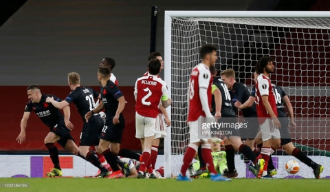 Man United thổi bay địch thủ ngổ ngáo; Arsenal trả giá đắt vì sai lầm phút bù giờ - Ảnh 4.