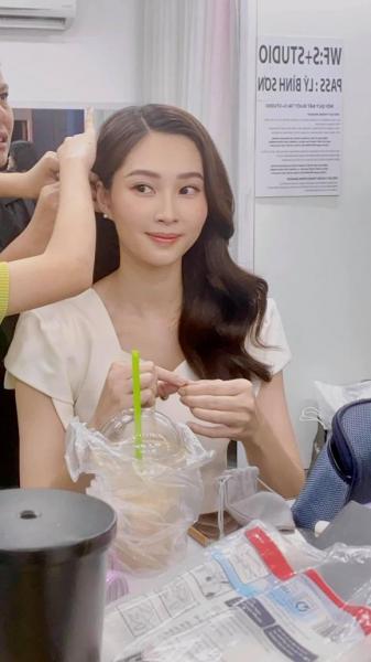 Nhìn những hình ảnh này, khó ai nghĩ nàng Hậu đã là bà mẹ 2 con.