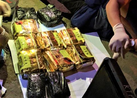 Bắt đối tượng đang vận chuyển 11 kg ma túy tổng hợp - Ảnh 2. Bắt đối tượng đang vận chuyển 11 kg ma túy tổng hợp - Ảnh 2.