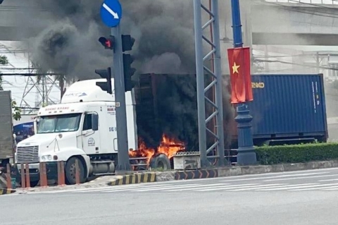 TP.HCM: Xe container cháy kinh hoàng, Xa lộ Hà Nội ùn tắc hơn 3km - Ảnh 1.