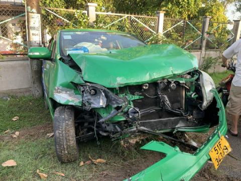 Dùng kéo tấn công tài xế, cướp taxi rồi phóng xe bỏ chạy với tốc độ bàn thờ - Ảnh 2.