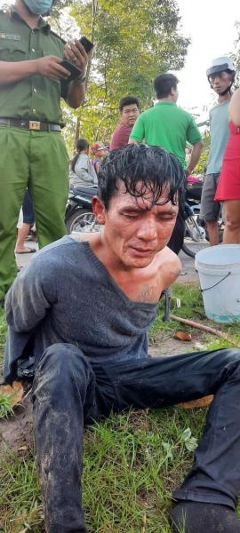 Dùng kéo tấn công tài xế, cướp taxi rồi phóng xe bỏ chạy với tốc độ bàn thờ - Ảnh 1.