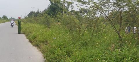 Vụ thi thể quấn trong chiếc chiếu bên vệ đường: Nghi vấn nạn nhân được đưa từ nơi khác đến - Ảnh 1.