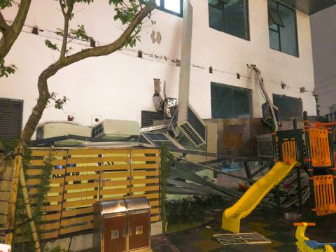 Hà Nội: Giàn cục nóng điều hoà đổ sập xuống khu vui chơi trẻ em ở chung cư - Ảnh 2. Hà Nội: Giàn cục nóng điều hoà đổ sập xuống khu vui chơi trẻ em ở chung cư - Ảnh 2.