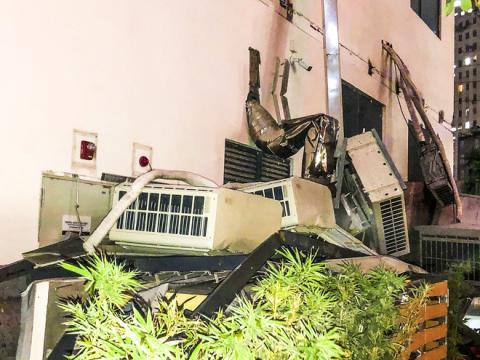 Hà Nội: Giàn cục nóng điều hoà đổ sập xuống khu vui chơi trẻ em ở chung cư - Ảnh 1. Hà Nội: Giàn cục nóng điều hoà đổ sập xuống khu vui chơi trẻ em ở chung cư - Ảnh 1.