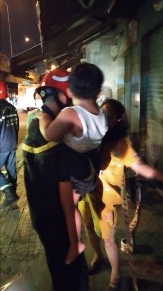 Gần 30 người lớn và trẻ em mắc kẹt, hoảng loạn kêu cứu trong đám cháy chung cư mini ở Sài Gòn - Ảnh 4.