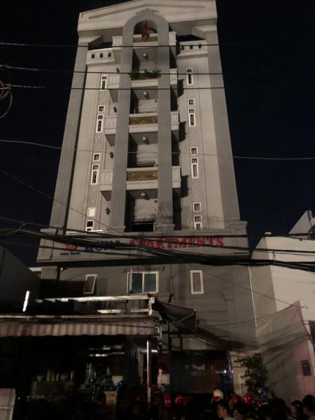 Gần 30 người lớn và trẻ em mắc kẹt, hoảng loạn kêu cứu trong đám cháy chung cư mini ở Sài Gòn - Ảnh 2.