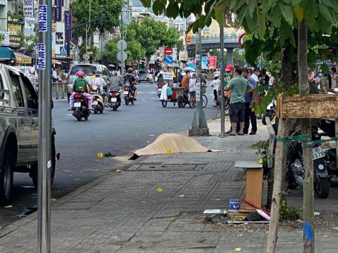 TP.HCM: Người đàn ông mặc áo GrabBike bị đâm chết trước cổng bệnh viện Nhi Đồng 1 - Ảnh 1. TP.HCM: Người đàn ông mặc áo GrabBike bị đâm chết trước cổng bệnh viện Nhi Đồng 1 - Ảnh 1.