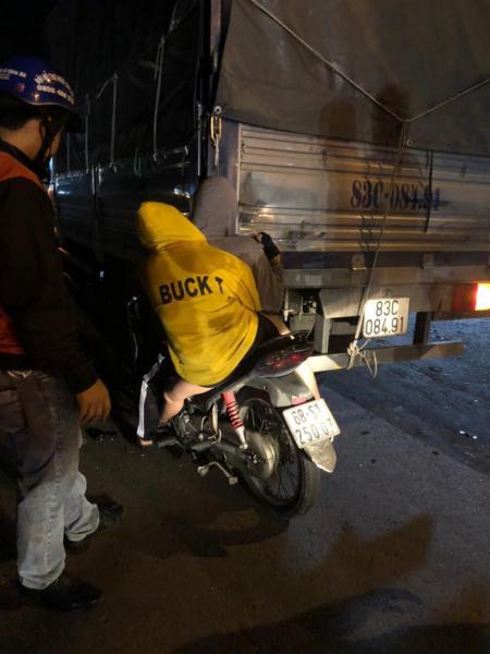 Hiện trường ám ảnh vụ đôi nam nữ tông vào đuôi xe tải, nhập viện trong tình trạng nguy kịch - Ảnh 3. Hiện trường ám ảnh vụ đôi nam nữ tông vào đuôi xe tải, nhập viện trong tình trạng nguy kịch - Ảnh 3.