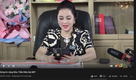 Đúng chuẩn doanh nhân thành đạt, những chiếc điện thoại của bà Nguyễn Phương Hằng cũng vô cùng đặc biệt - Ảnh 1.