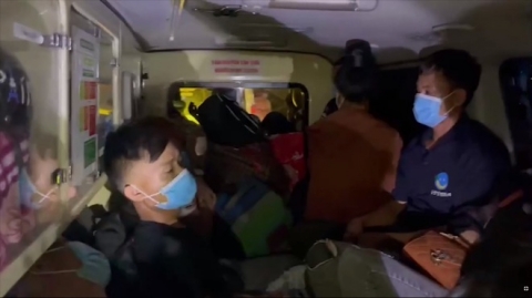 Xe cứu thương nhét 12 người ở vùng dịch Bắc Ninh về Sơn La, mỗi người trả cước 300.000 đồng - Ảnh 1.