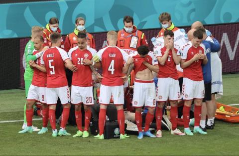 SỐC: Trận Euro phải hoãn vì ngôi sao đột quỵ ngay trên sân, may mắn đã qua cơn nguy kịch - Ảnh 1.