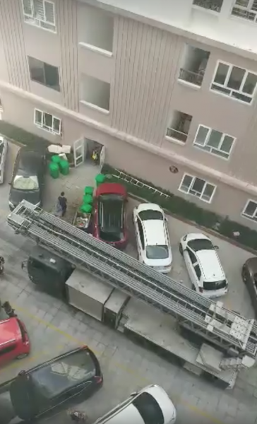 Nhiều người nháo nhào tháo chạy khi cháy ở cầu thang bộ tầng 14 chung cư - Ảnh 2.