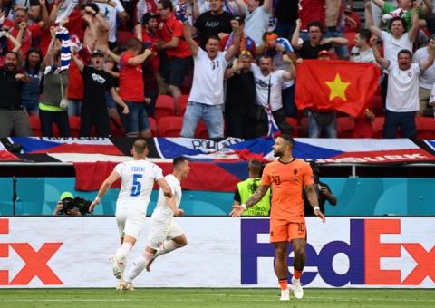 Dính tấm thẻ đỏ tai hại, Hà Lan bị đá văng khỏi Euro theo kịch bản đầy đau đớn - Ảnh 3.