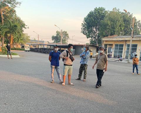 Vụ hàng trăm người chui rào ra viện khi chưa gỡ phong tỏa: Chúng tôi nỗ lực hết sức nhưng chặn không kịp - Ảnh 2.