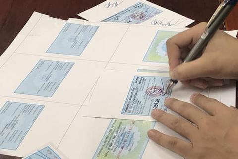 Phá đường dây làm giả giấy tờ ô tô, thu hàng loạt xe sang tiền tỷ - Ảnh 3.