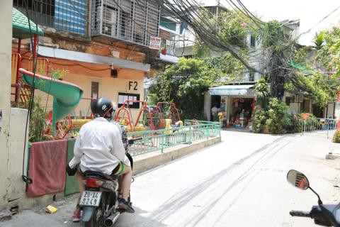 Hà Nội: Phong tỏa hàng loạt điểm liên quan đến các ca dương tính SARS-CoV-2 - Ảnh 1.