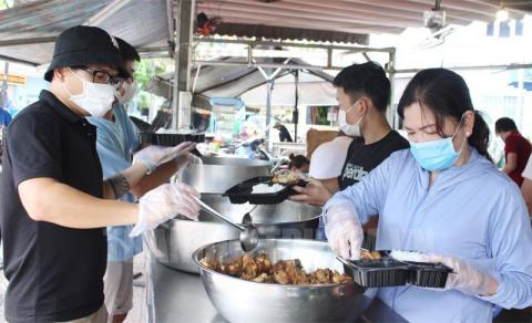 Những bữa cơm tình nghĩa trong mùa Covid-19