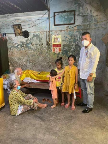 Công an thông tin nguyên nhân vụ chồng ôm vợ châm lửa tự thiêu bỏ lại 3 con nhỏ - Ảnh 2. Công an thông tin nguyên nhân vụ chồng ôm vợ châm lửa tự thiêu bỏ lại 3 con nhỏ - Ảnh 2.