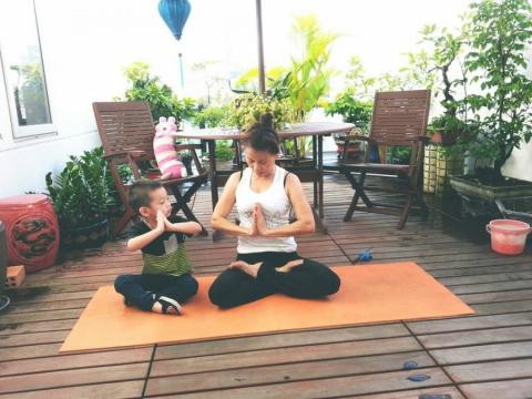 ho-ngoc-ha-lan-dau-chia-se-khung-anh-subeo-dang-yeu-tap-yoga-luc-nho-268df8b4