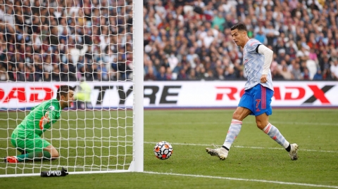 Ronaldo bùng nổ, De Gea cản 11m, Man United đánh bại West Ham với kịch bản nghẹt thở - Ảnh 2.