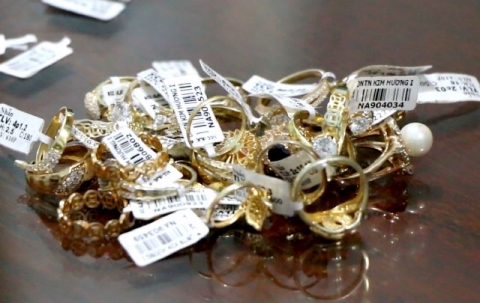 Nữ nhân viên 28 tuổi trộm 2.380 nhẫn vàng của tiệm vàng bị khởi tố - Ảnh 2.