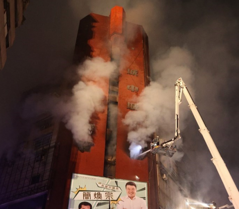 Tòa nhà ma chấn động Đài Loan: Biển lửa kinh hoàng hé lộ khối u rung lắc cả hòn đảo - Ảnh 1.