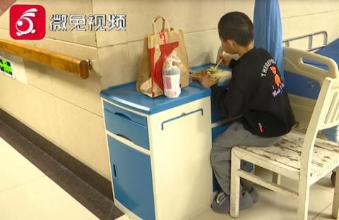 Bé trai bị bỏ rơi tại bệnh viện gần tháng trời, mẹ ruột mãi mới chịu xuất hiện, thản nhiên nói 1 câu khiến dân tình nghẹn lời - Ảnh 2. Bé trai bị bỏ rơi tại bệnh viện gần tháng trời, mẹ ruột mãi mới chịu xuất hiện, thản nhiên nói 1 câu khiến dân tình nghẹn lời - Ảnh 2.