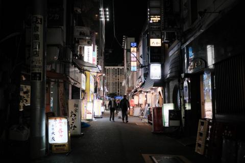 Điều lạ lùng ở Nhật: COVID-19 giảm mạnh, biến thể Delta tự sát do quá tham lam? - Ảnh 1. Điều lạ lùng ở Nhật: COVID-19 giảm mạnh, biến thể Delta tự sát do quá tham lam? - Ảnh 1.