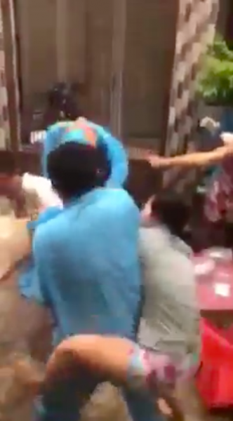 Truy tố cả gia đình tấn công nhân viên y tế lấy mẫu xét nghiệm Covid-19 - Ảnh 2. Truy tố cả gia đình tấn công nhân viên y tế lấy mẫu xét nghiệm Covid-19 - Ảnh 2.