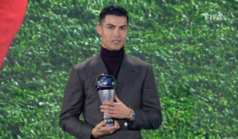 Giải FIFA The Best: Lewandowski đánh đổ Messi; Ronaldo lặng lẽ nhận phần thưởng an ủi - Ảnh 2.