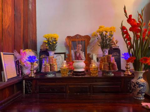 Vợ cố NS Chí Tài đến đền thờ 100 tỷ viếng chồng, nghẹn ngào vì hành động này của NS Hoài Linh - Ảnh 4.