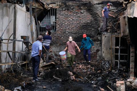 Vụ cháy cửa hàng săm lốp lan ra 10 nhà dân: Người dân thất thần trước đống tro tàn - Ảnh 2. Vụ cháy cửa hàng săm lốp lan ra 10 nhà dân: Người dân thất thần trước đống tro tàn - Ảnh 2.
