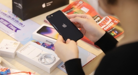 Mẫu iPhone giá rẻ nhất của Apple chính thức lên kệ tại Việt Nam - Ảnh 1.