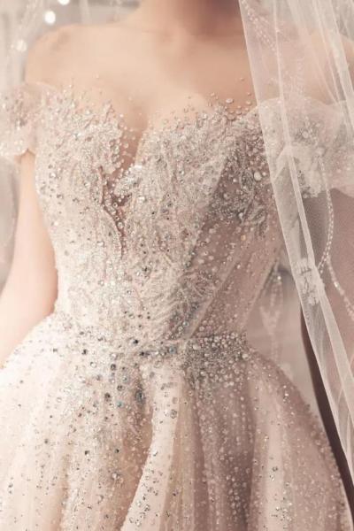 hoa-hau-do-my-linh-ket-hon5-ngoisaovn-w700-h1050