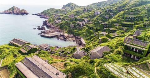 Ngôi làng bất hạnh ở Trung Quốc: Giàu có bậc nhất nhưng bị bỏ hoang, hiện tại trở thành viên ngọc xanh được du khách săn đón - Ảnh 2.