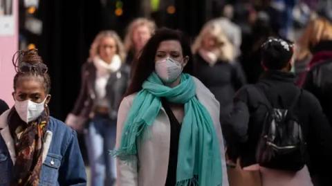 Làn sóng bùng phát Covid-19 mới ở Anh có thể đang trở lại - Ảnh 1.